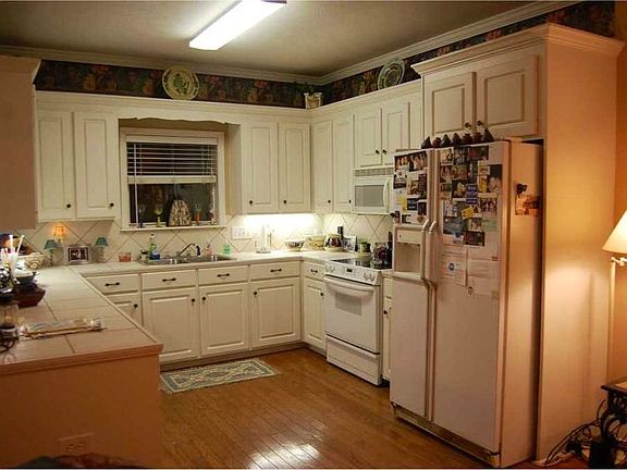 Kitchen Open to Familyroom