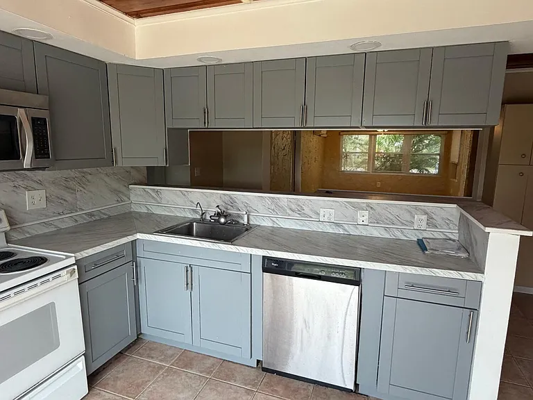 5601 Pierce St — Photo 2