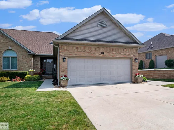 1860 Fairway Glen Ln, Saint Clair, MI 48079