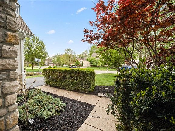 3rd image of 374 Rosewood Ct