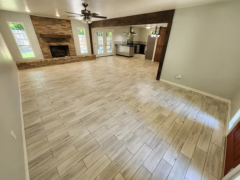 2010 E Foster Dr — Photo 2