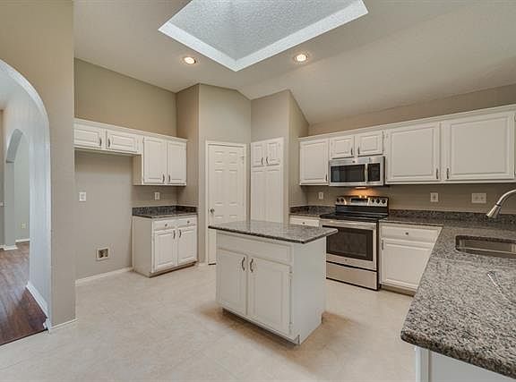 3rd image of 11 Heritage Woods Pl