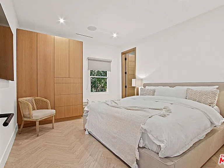 9451 Sunset Blvd — Photo 45
