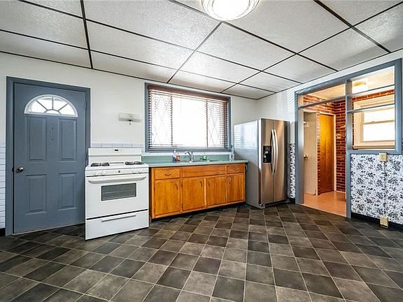 4th image of 429 Fox Hill St