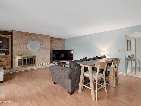 3rd image of 5503 Lakeside Dr APT 2D