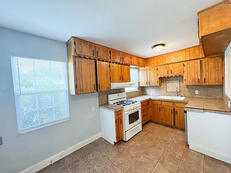1403 E Cortez Dr — Photo 11
