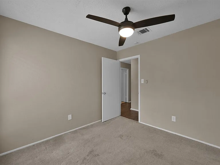 16858 Gleneagle Dr N — Photo 26