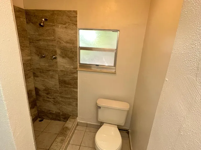 631 NE 8th Ave — Photo 10