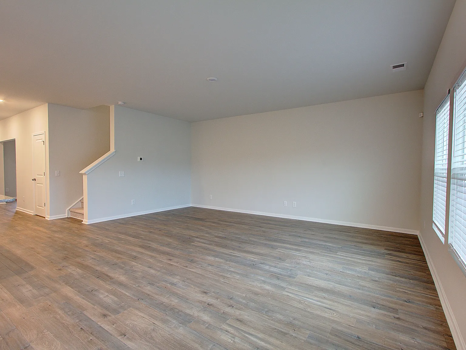 6 bed, 2.5 bath, 3006 sqft, $2,895 — Photo 4