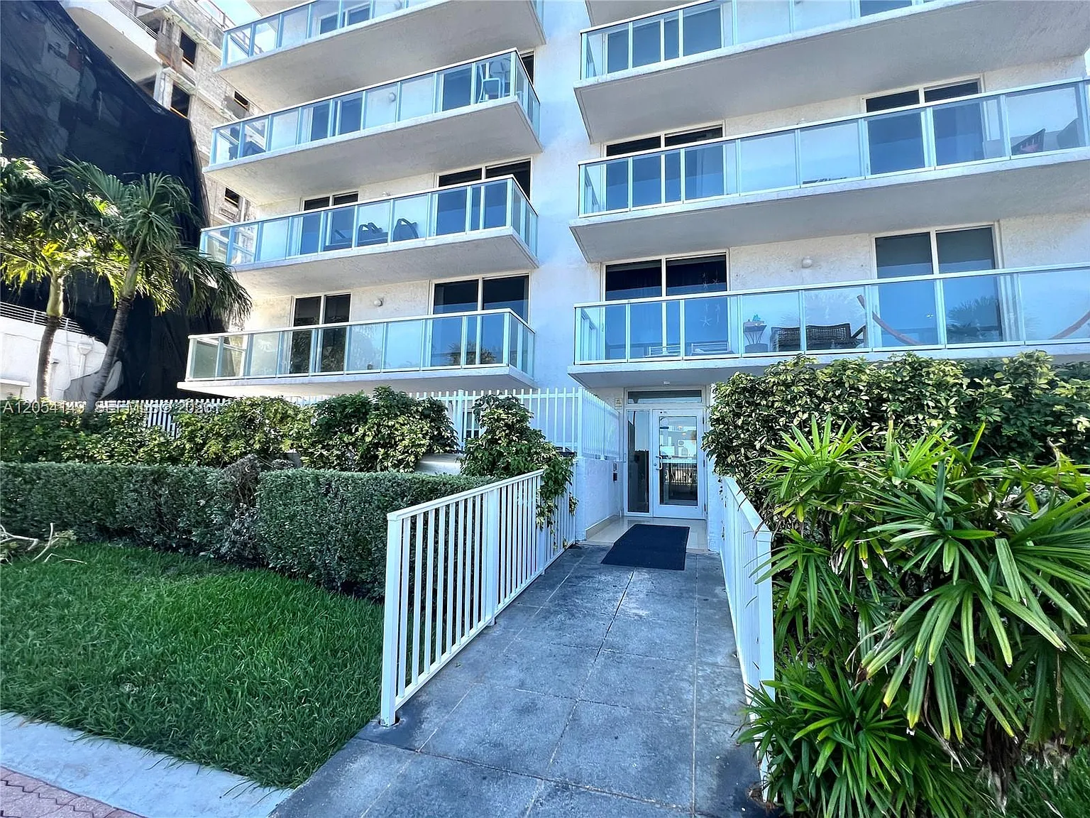 The Royal Club Condo — Photo 4