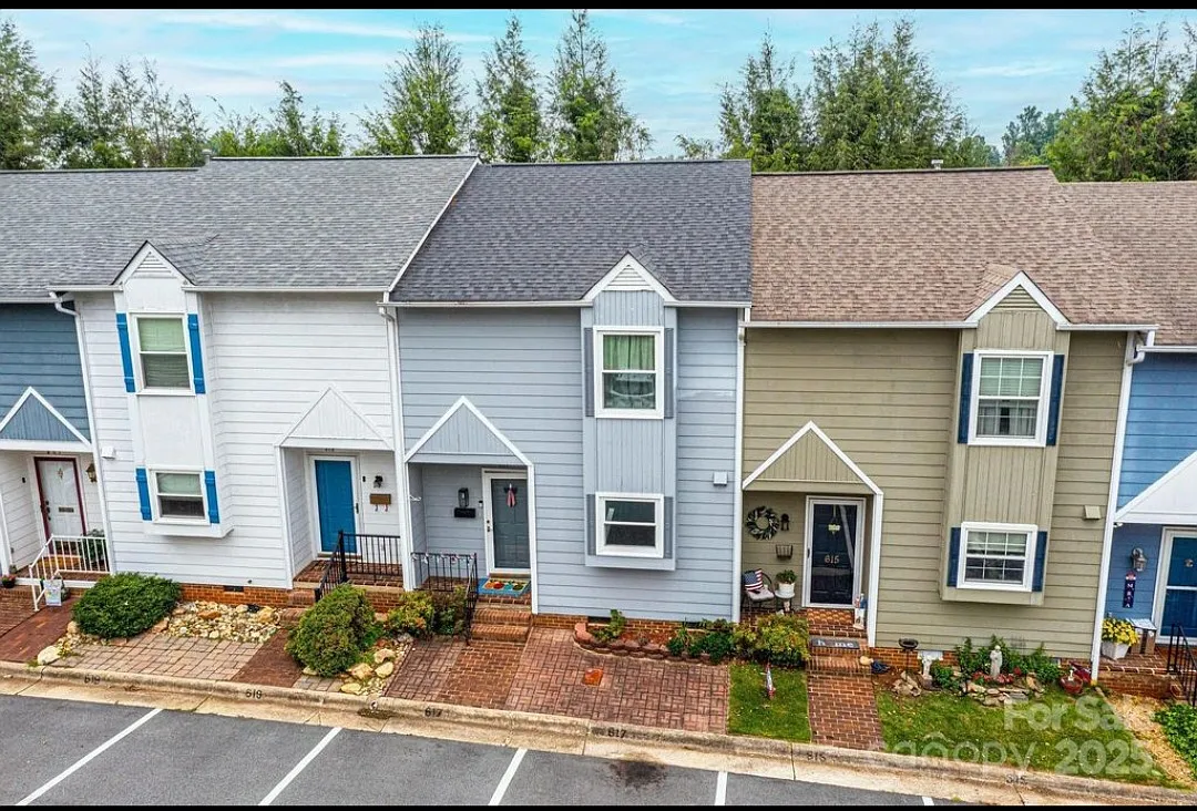2 bed, 2.5 bath, 1300 sqft, $1,600 — Photo 2