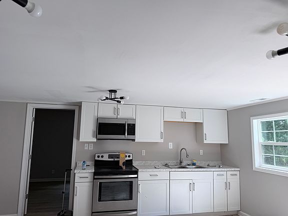 3rd image of 1099 Fairview Rd #A