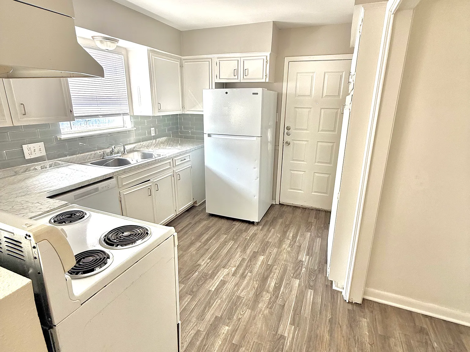 2 bed, 1.5 bath, 1130 sqft, $1,200 — Photo 2