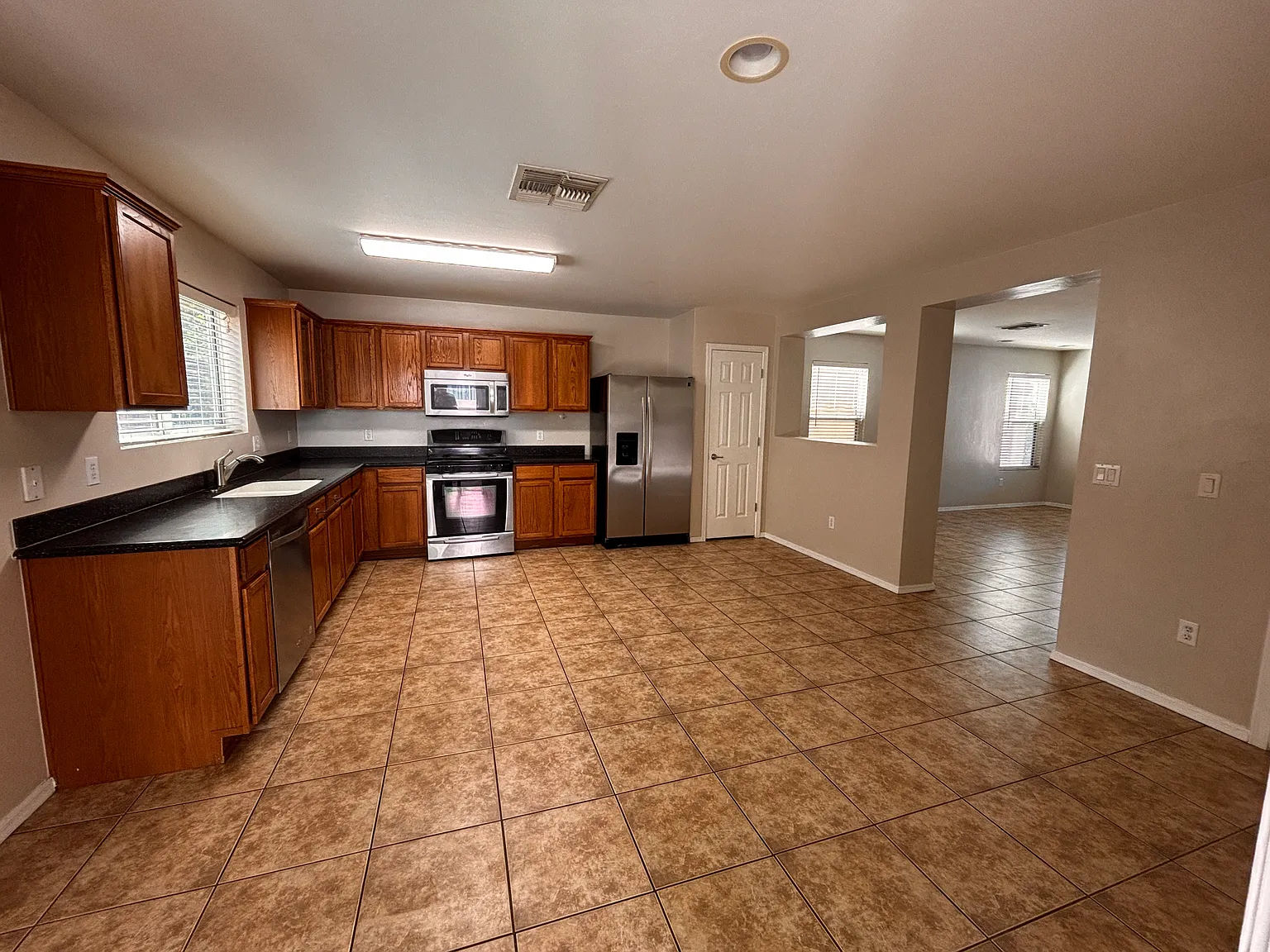 3 bed, 2.5 bath, 1552 sqft, $1,800 — Photo 3
