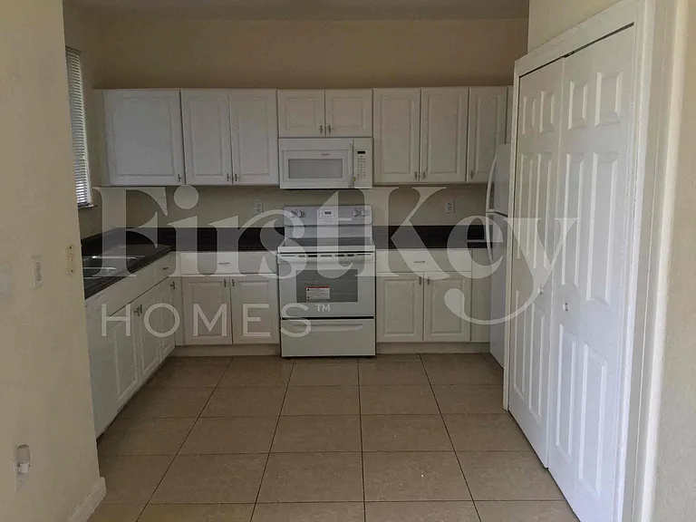 1009 NE 16th Ave — Photo 5