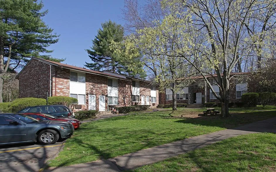 Brookside Gardens Apartments — Photo 4