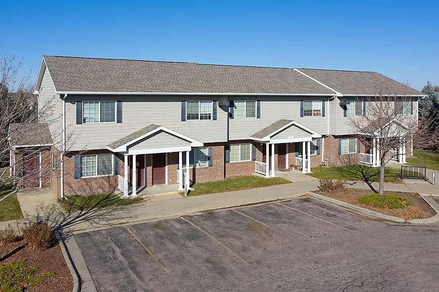3 bed, 1.5 bath, 884 sqft, $1,210 — Photo 2