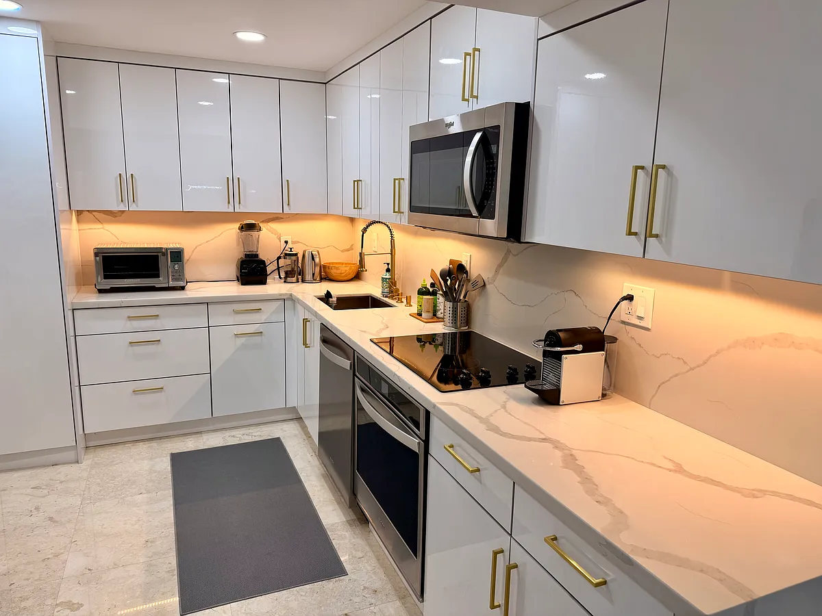 Building Photo - 1420 Brickell Bay Dr #1108