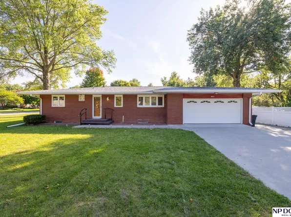 8011 N Hazelwood Dr, Lincoln, NE 68510
