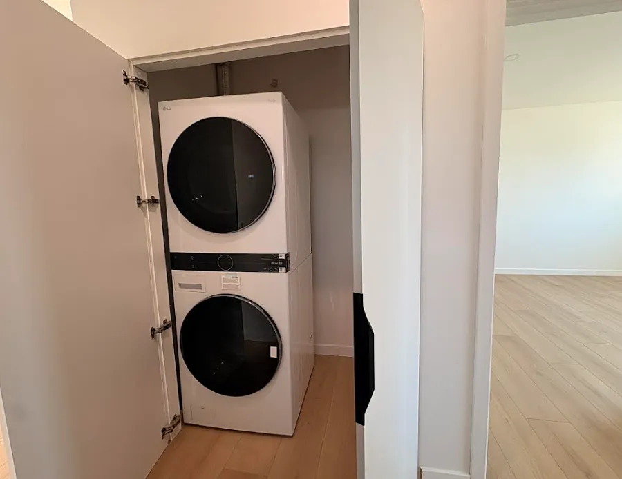 2 bed, 1000 sqft, $3,300 — Photo 2