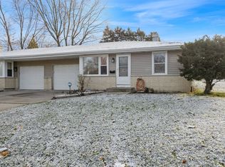 621 Hiawatha Dr, Elgin, IL 60120