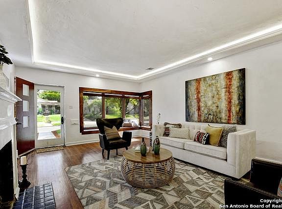3rd image of 2150 W Magnolia Ave