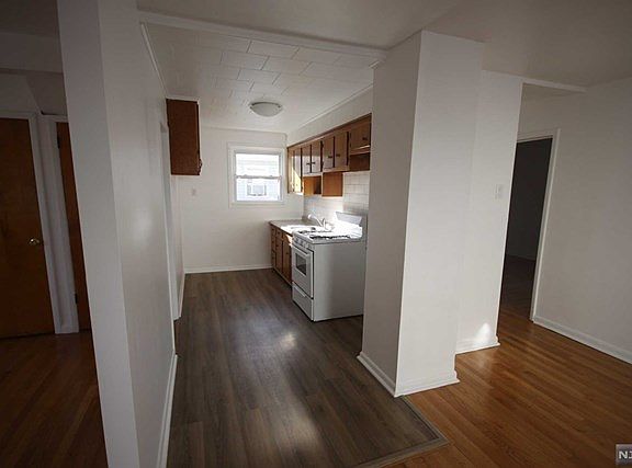 5th image of 323 Livingston Ave