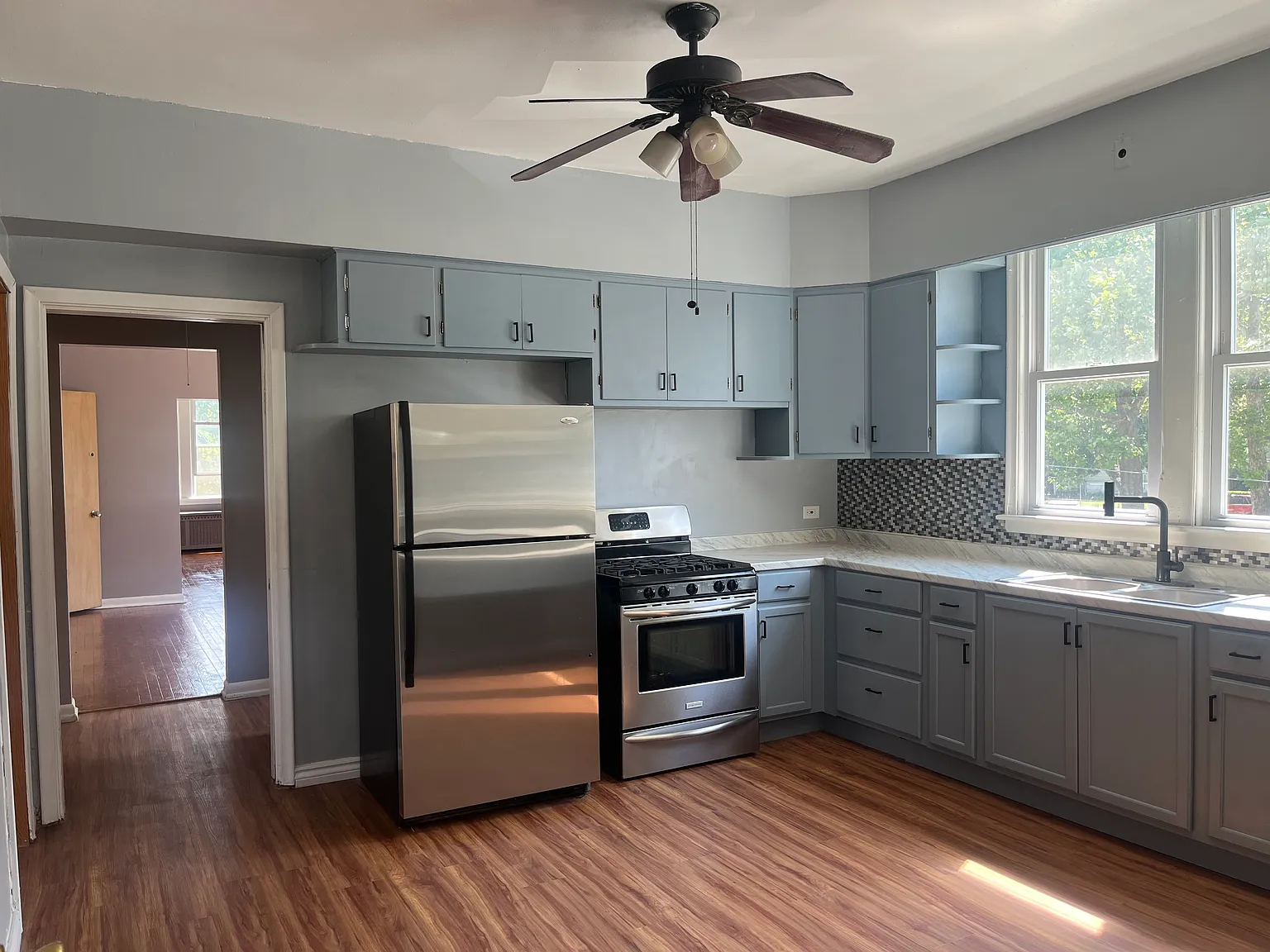 3 bed, 2100 sqft, $1,900 — Photo 2