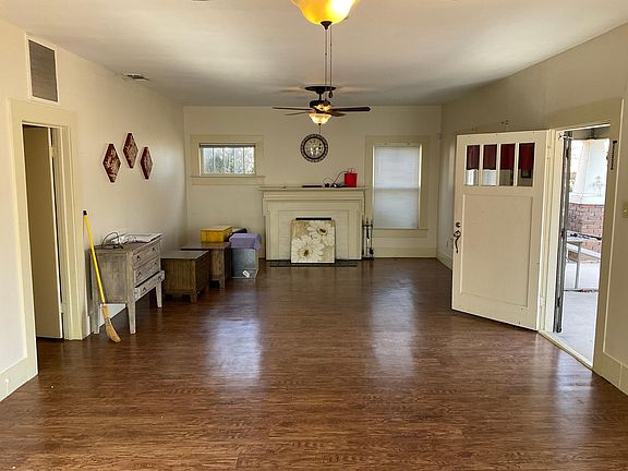 3rd image of 858 Sayles Blvd