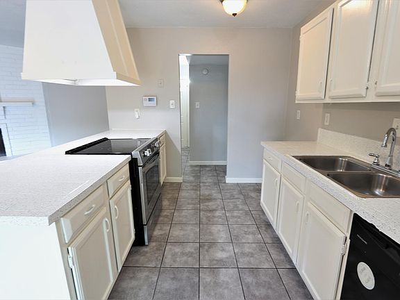5th image of 718 Circle Cove Dr