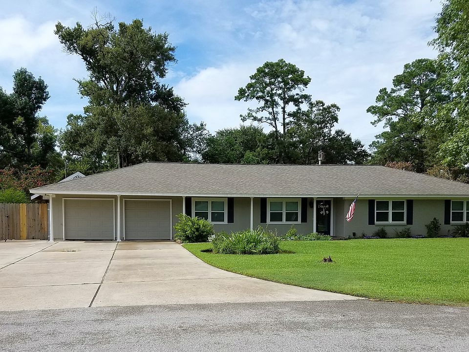 1st image of 303 Pin Oak Dr