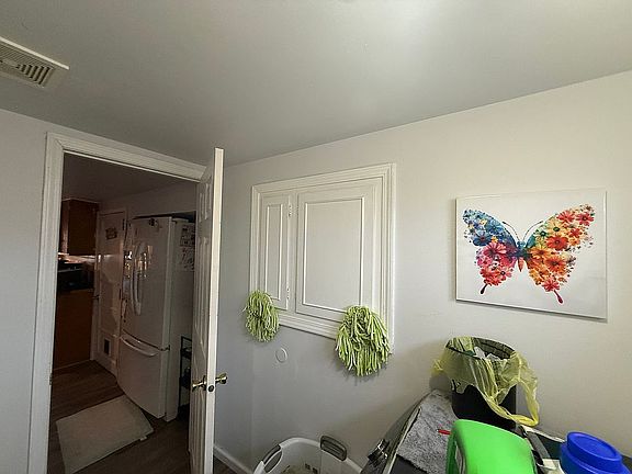 3rd image of 400 N Locust Ave