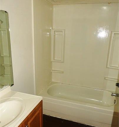 5th image of 701 Oakwood Ln APT 4