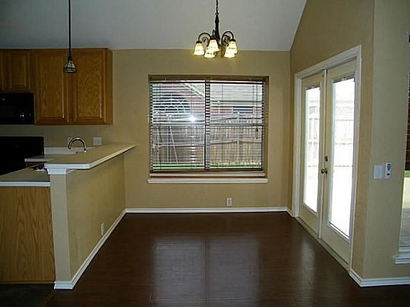 5th image of 2761 Oakdale Dr