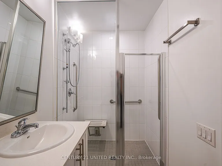 100 Bond St E #204 — Photo 8