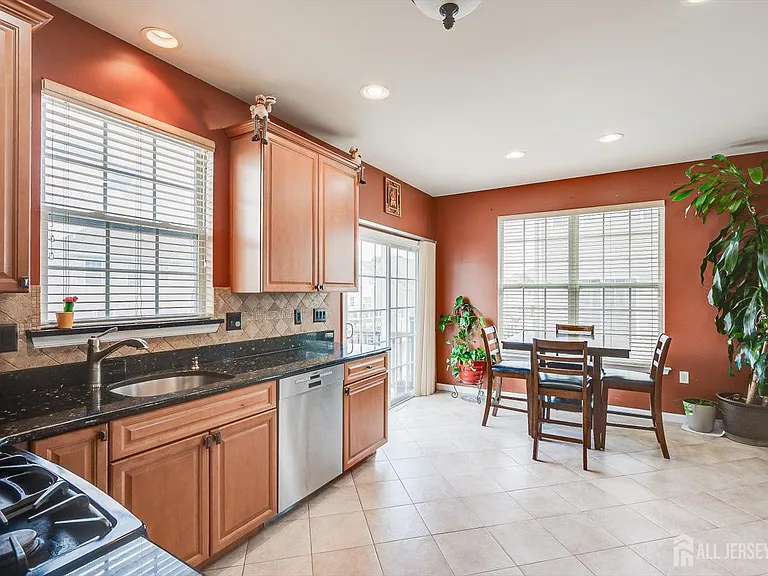 300 Morning Glory Dr — Photo 5