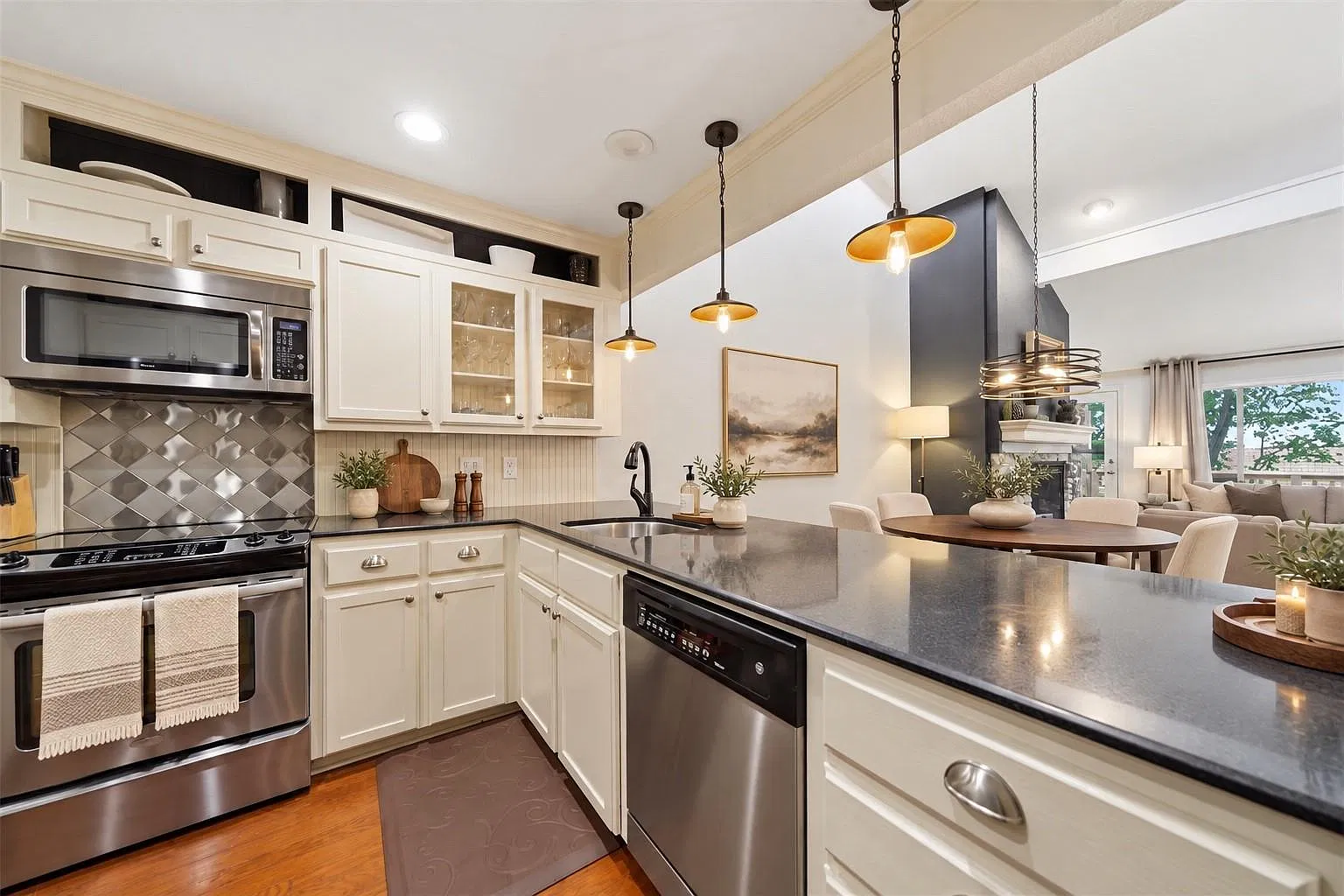 3 bed, 2.5 bath, 1904 sqft, $3,270 — Photo 4