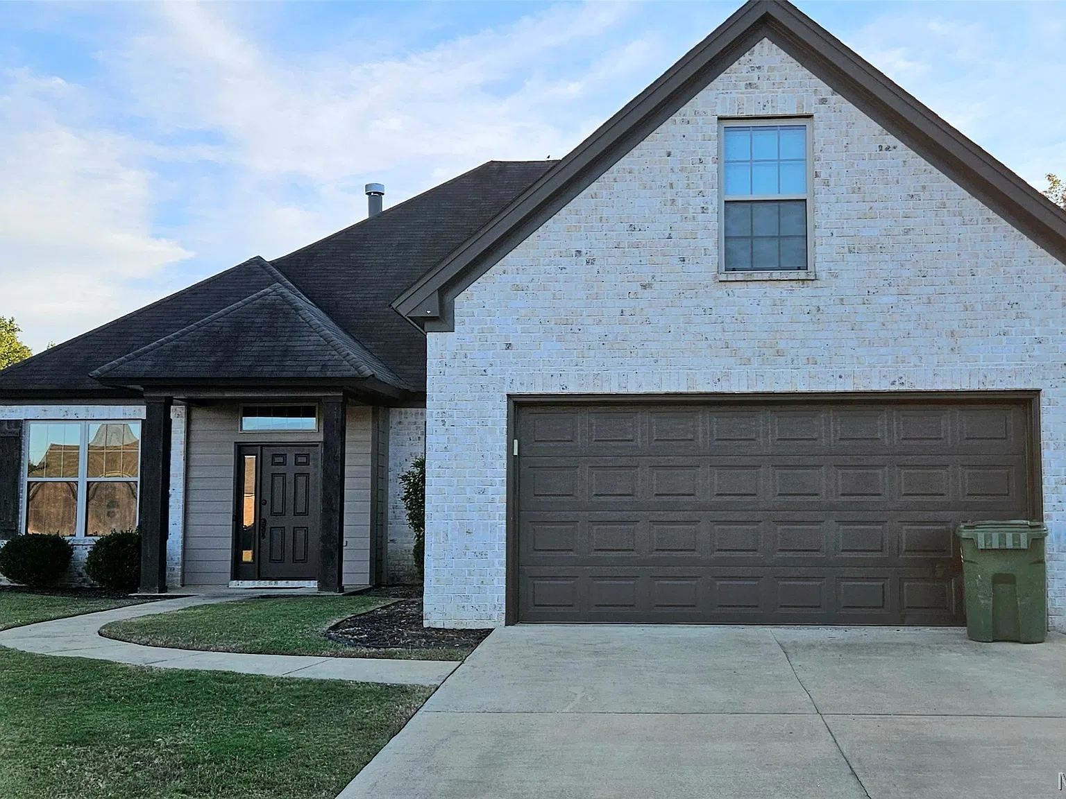 4 bed, 2.0 bath, 2602 sqft, $2,400 — Photo 1