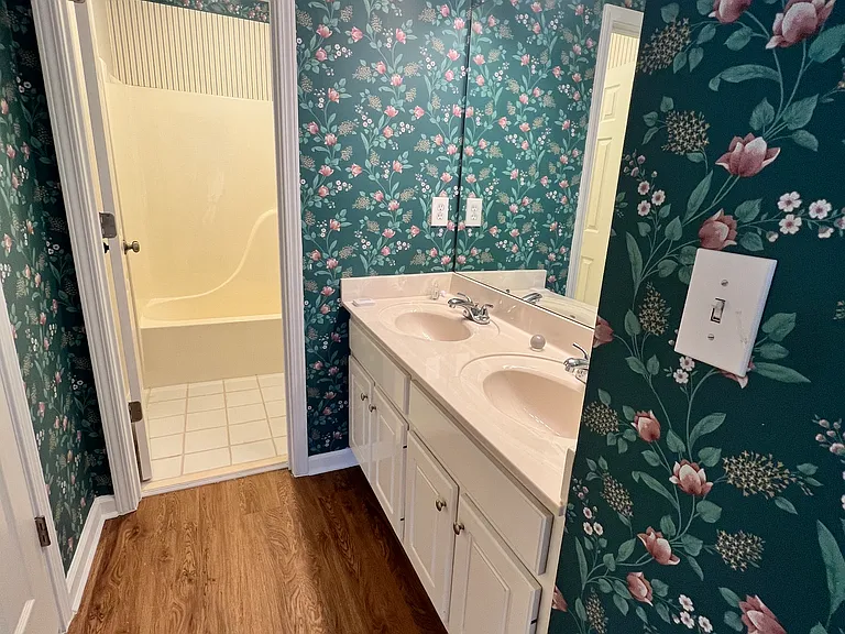 Full bath on the 2nd floor