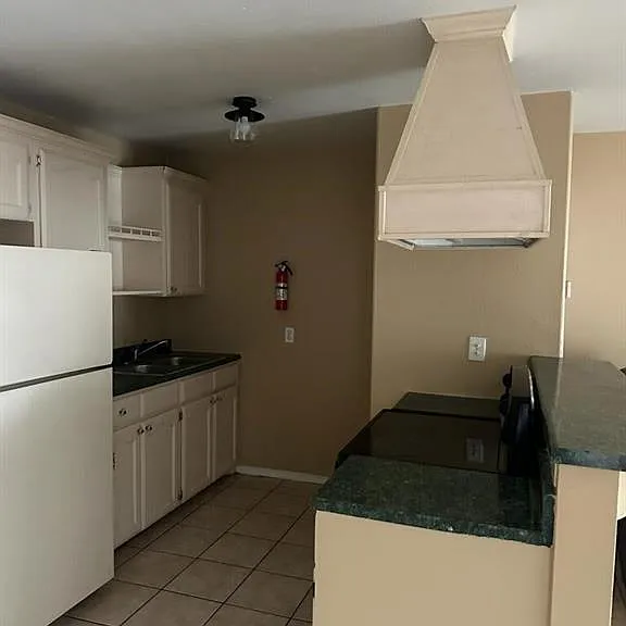 3001 Daffodil Ave — Photo 4