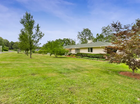 5 Blackthorn Drive, New Fairfield, CT 06812