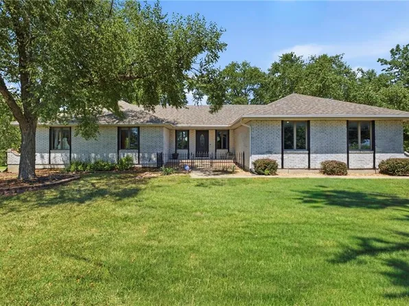 1116 W Hubach Hill Rd, Raymore, MO 64083