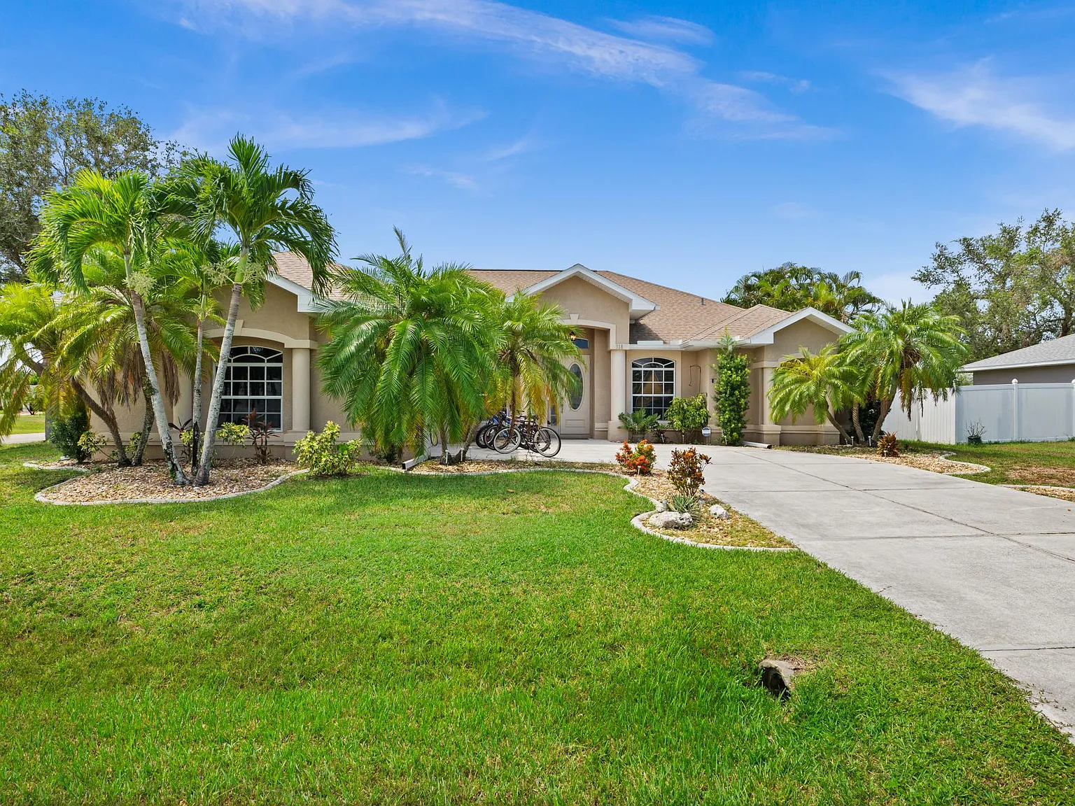 4 bed, 2252 sqft, $3,200 — Photo 3