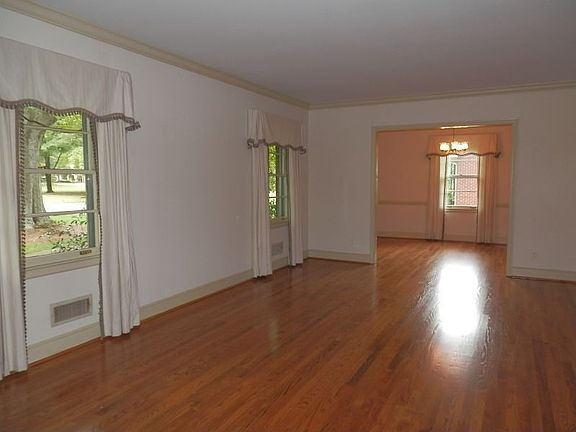 3rd image of 968 Hawthorne Ln