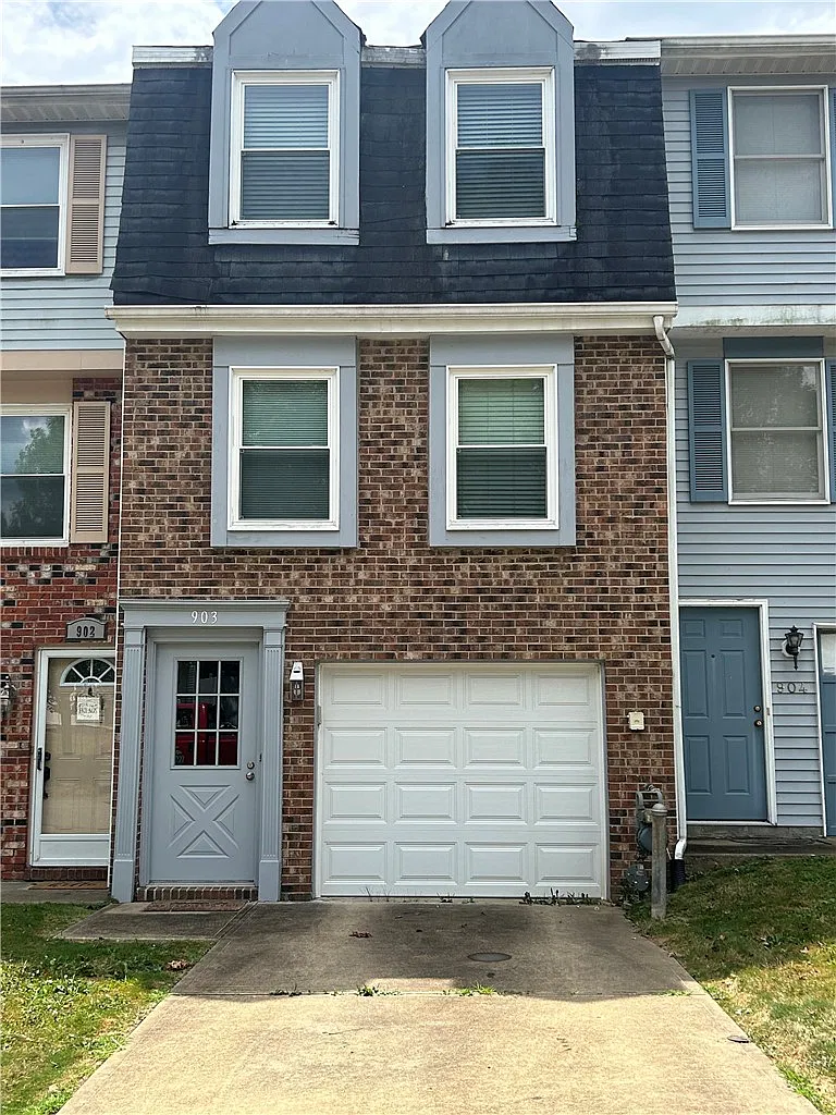 2 bed, 1.5 bath, 900 sqft, $1,600 — Photo 1