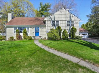 15 Robin Pl, Old Greenwich, CT 06870
