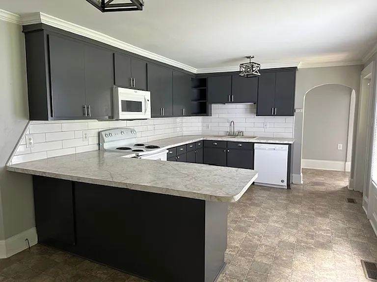 421 E 2nd St — Photo 16