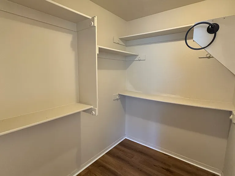 223 N Valley Dr — Photo 33