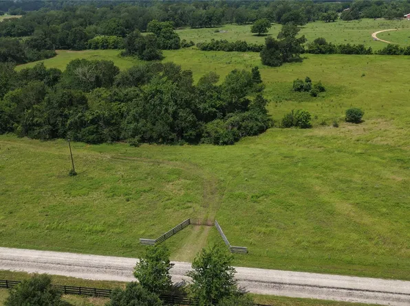 2 Brown College Ln, Washington, TX 77880