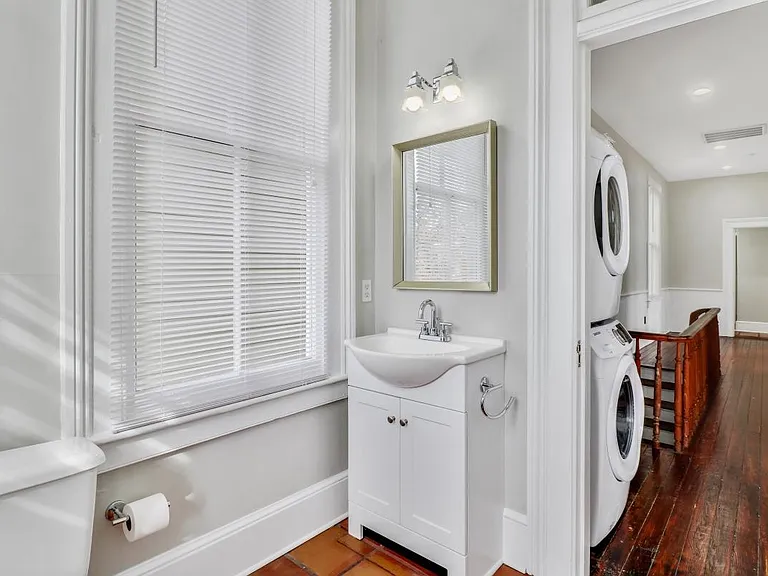 208 W Waldburg St #A — Photo 9